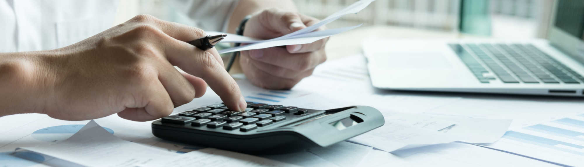 Person using calculator to find Earthly Mist kratom cost