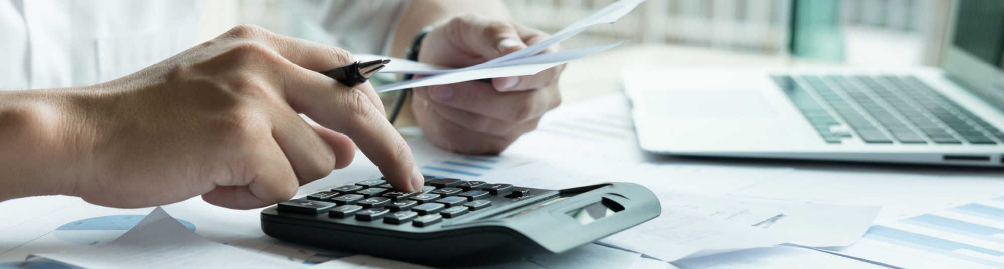 cost of jaya kratom with person using calculator